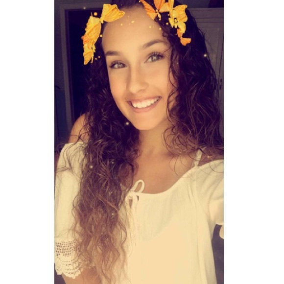 Profile Picture of Amelia Castrillo (@amelia_48) on Poshmark