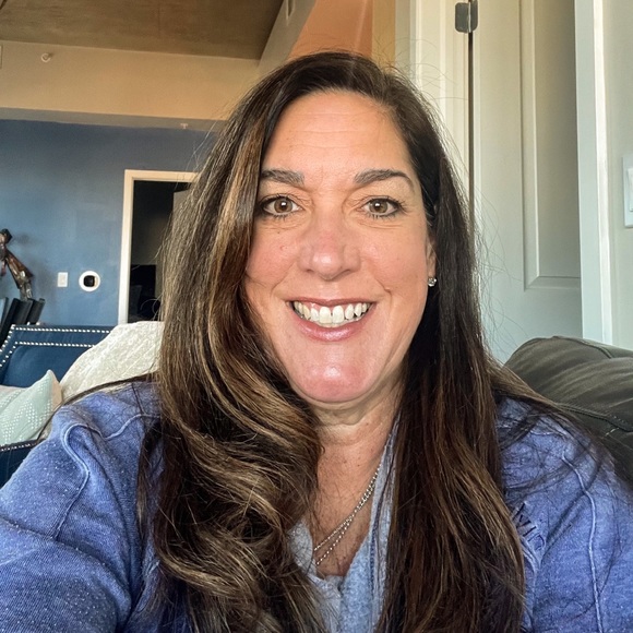 Profile Picture of Julie Hizel (@jaehizel) on Poshmark