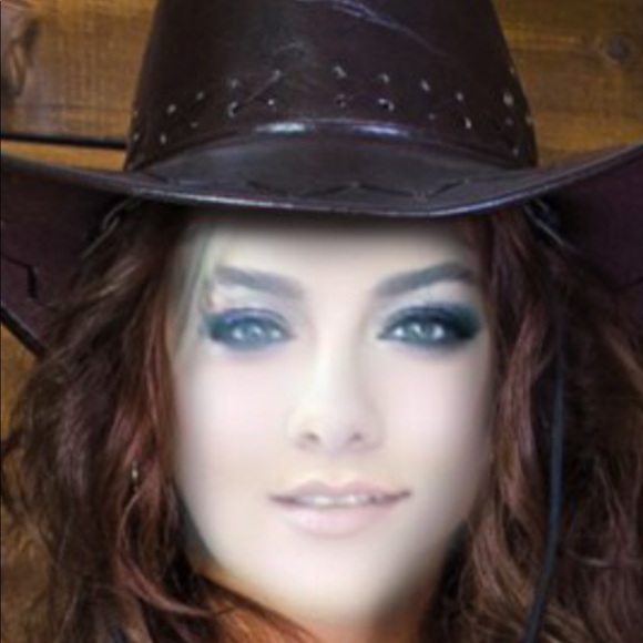 Profile Picture of Carrie Campbell (@carrie391980) on Poshmark