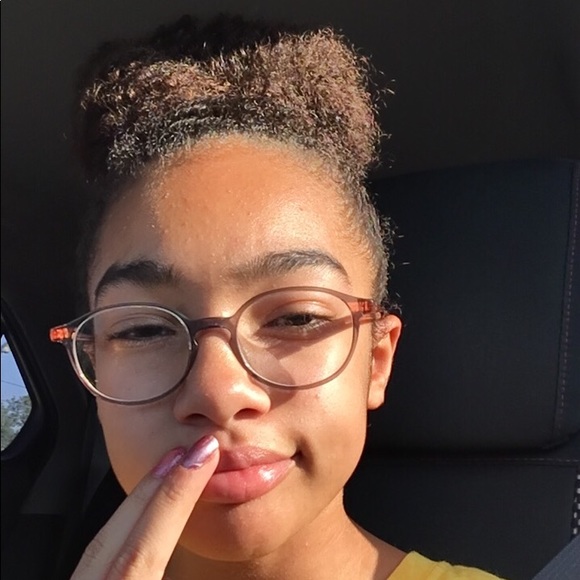 Profile Picture of Kimberly Como (@kimmyandnadi) on Poshmark