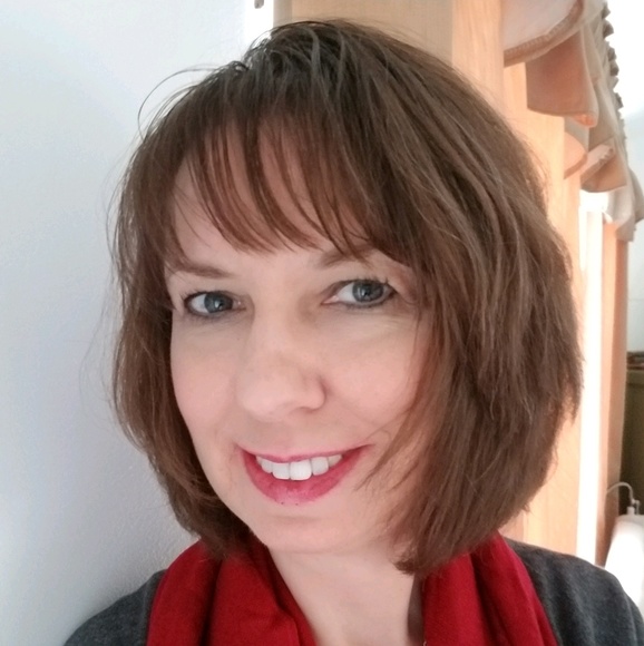 Profile Picture of Alice Evans (@alicern72) on Poshmark