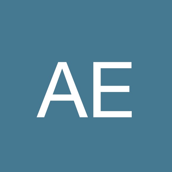 Profile Picture of Ashley Embleton (@thatashleygirl2) on Poshmark