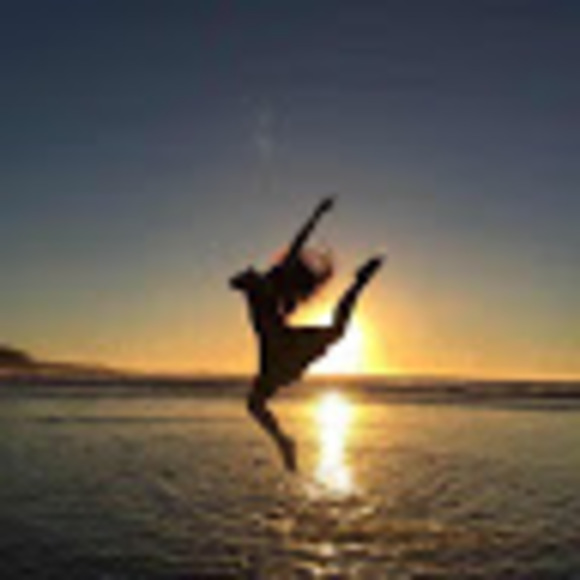 Profile Picture of Chen Weiwei (@chenweiwei) on Poshmark