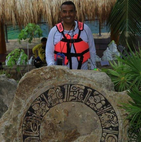 Profile Picture of Andrew Bayardo (@andrewbayardo) on Poshmark