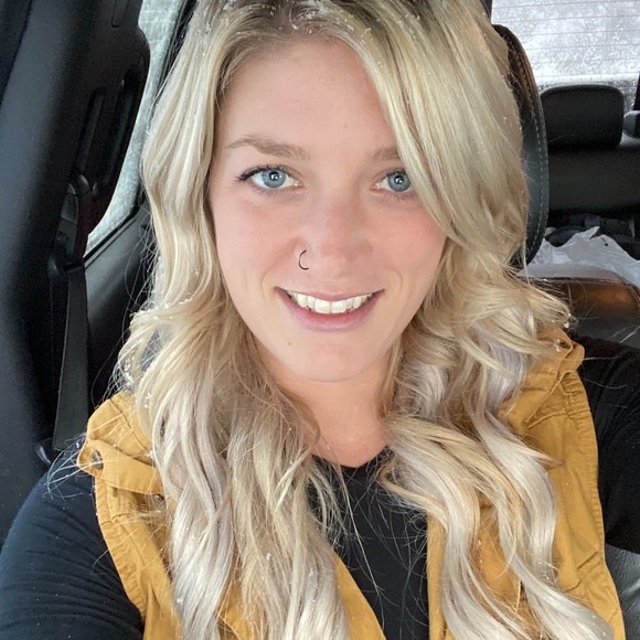 Profile Picture of Savanah Anshutz (@homefitnessmom) on Poshmark