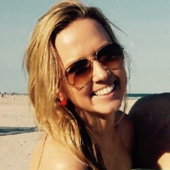 Profile Picture of Elizabeth Fauser (@elizabethpeedin) on Poshmark