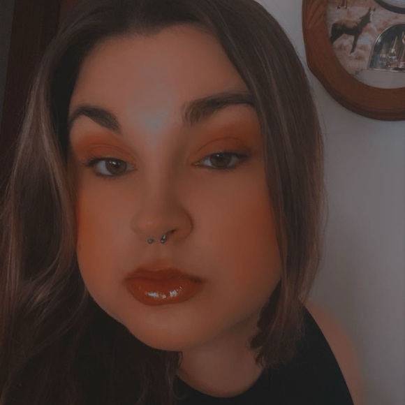 Profile Picture of Lindsay Furnace (@lindsayfurnace) on Poshmark