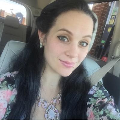 Profile Picture of Emily Schell (@emwithpeanuts) on Twitter