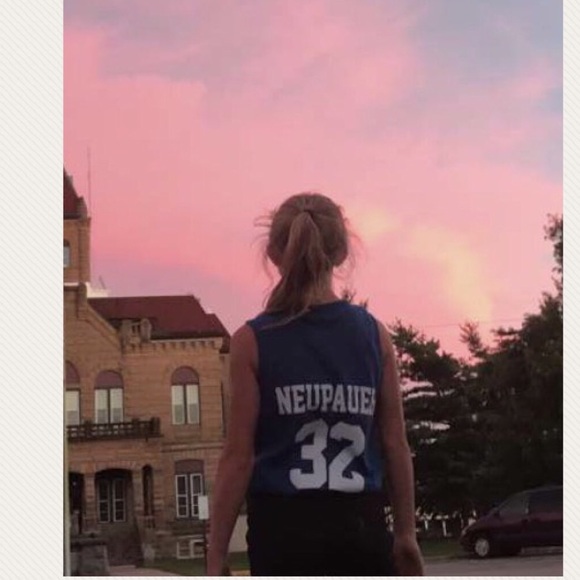 Profile Picture of Rebecca Neupauer (@rneupauer) on Poshmark