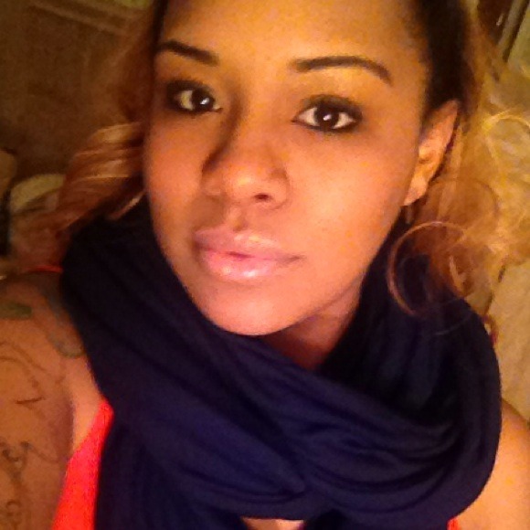 Profile Picture of Shantell Reid (@tellz91) on Poshmark