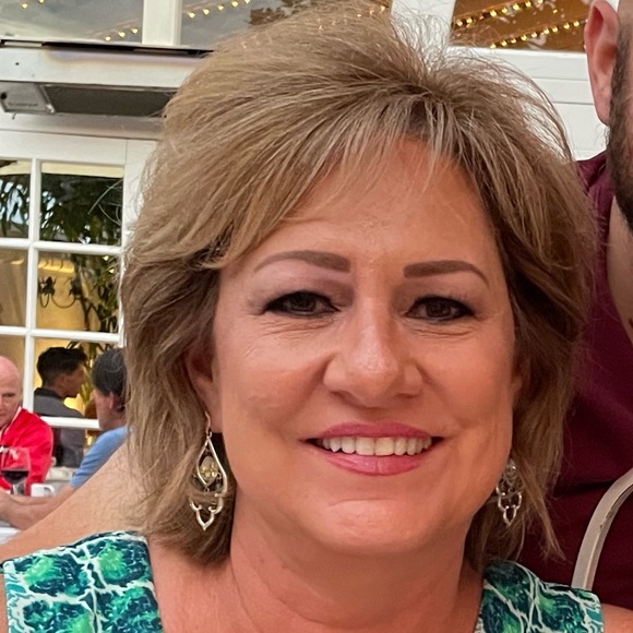 Profile Picture of Aleta Emmite (@aletasnails) on Poshmark