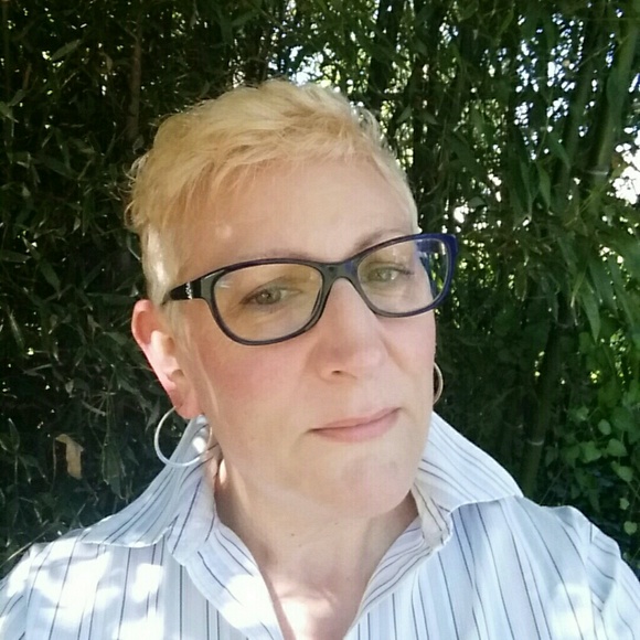 Profile Picture of Paula Molloy (@takeanumber) on Poshmark