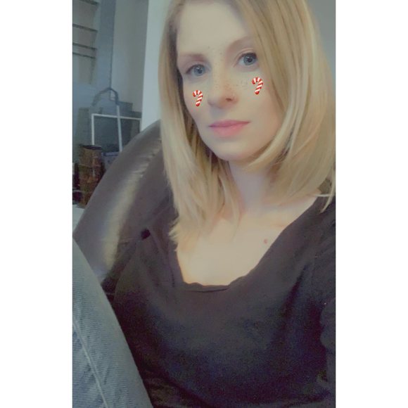 Profile Picture of Cora Thompson (@corabrooke88) on Poshmark