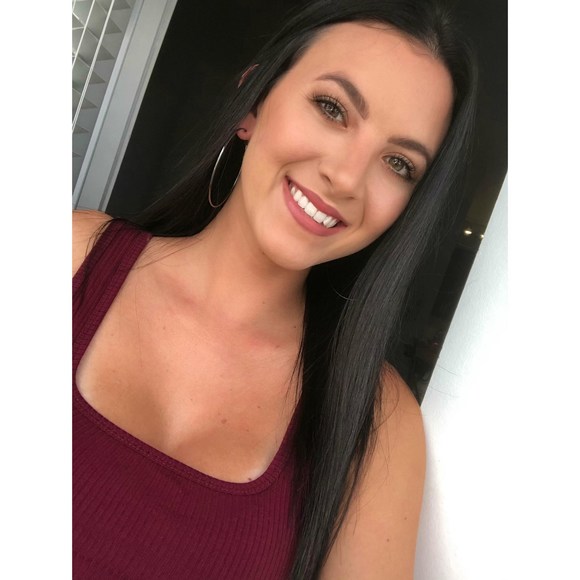 Profile Picture of Cari Longhofer (@carilonghofer) on Poshmark