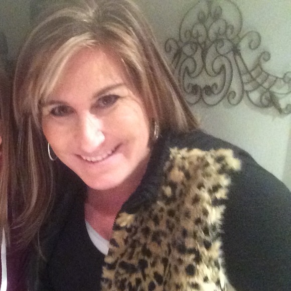 Profile Picture of Danielle Kirschner (@danisites) on Poshmark
