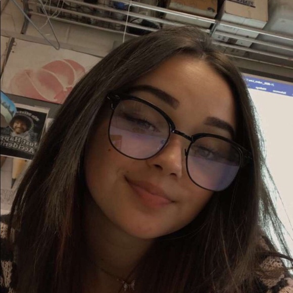 Profile Picture of Ashton Casdorph (@ashtonnicole56) on Poshmark