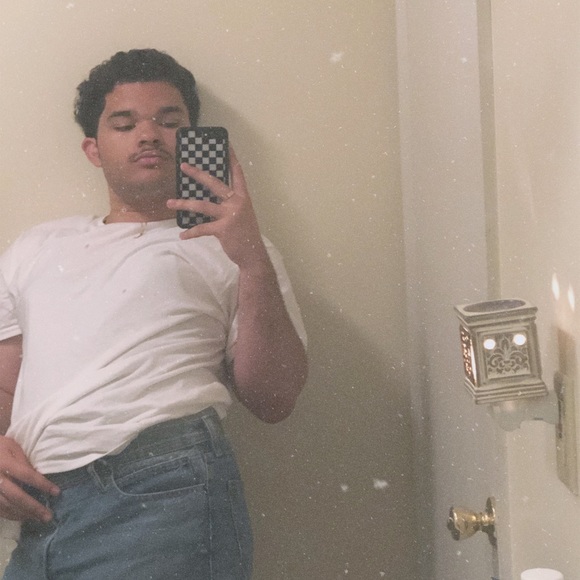 Profile Picture of Kenneth Mobley (@kenikenz) on Poshmark