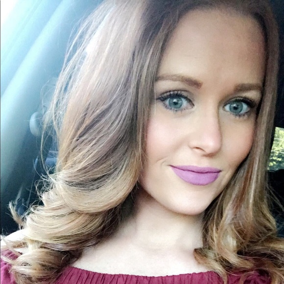Profile Picture of Lauren Fleischhauer (@lfleischhauer) on Poshmark