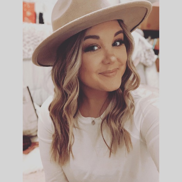 Profile Photo of Haleigh Tjoelker (@haleightjoelker) on Poshmark