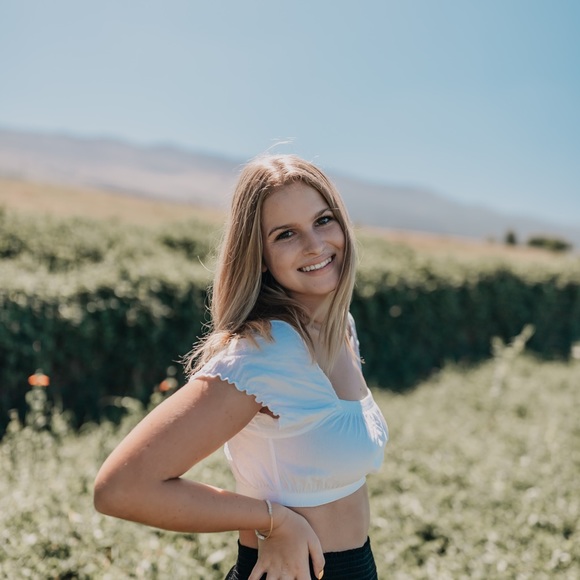 Profile Picture of Rachel Bergson (@rachelbergson) on Poshmark