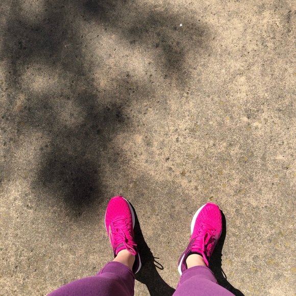 Profile Picture of Tara Beiden (@popcornandpinot) on Poshmark