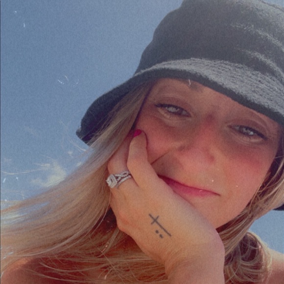 Profile Picture of Courtney Volkmann (@cturkowski93) on Poshmark