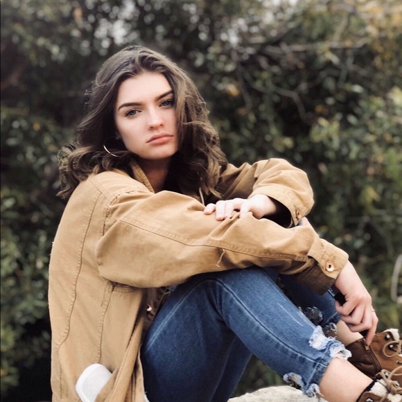 Profile Picture of Claire Reichelt (@claire_136) on Poshmark