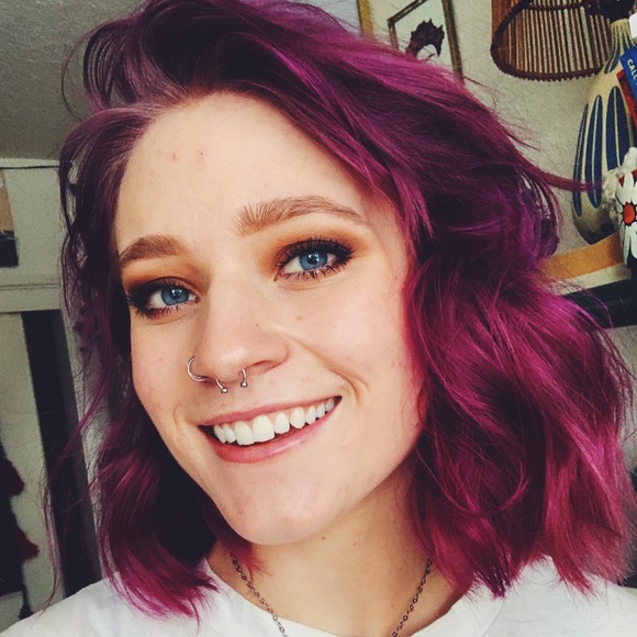 Profile Picture of Erica Nesheim (@ericalsells) on Poshmark