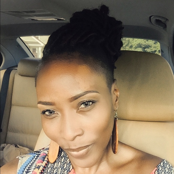 Profile Picture of Yolanda Singleton (@yglover77) on Poshmark