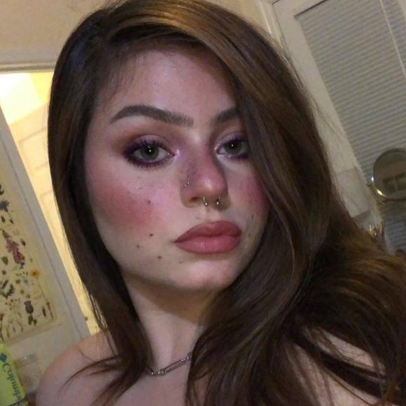 Profile Picture of Tessa Schoepflin (@tessaschoepflin) on Poshmark