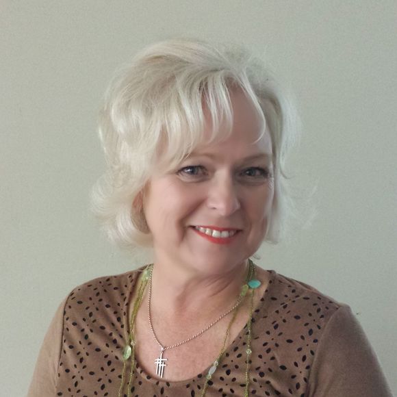 Profile Picture of Renee Weiss (@realtyplus) on Poshmark