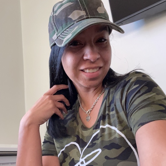 Profile Picture of Shanti Cliborne (@shanticliborne) on Poshmark
