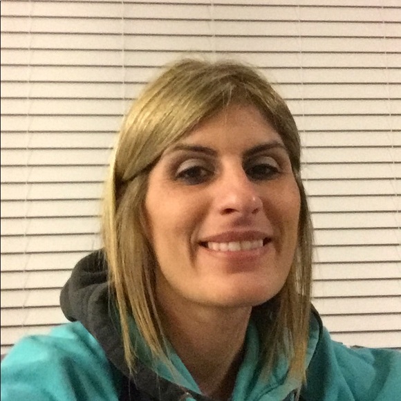 Profile Picture of April Gossett (@agossett80) on Poshmark