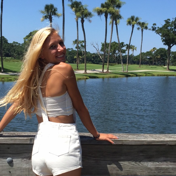 Profile Picture of Elle Summerfield (@ellesummerfield) on Poshmark