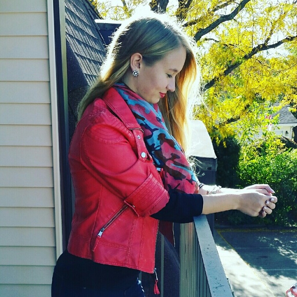 Profile Picture of Ciara Lindgren (@ciara_lindgren) on Poshmark