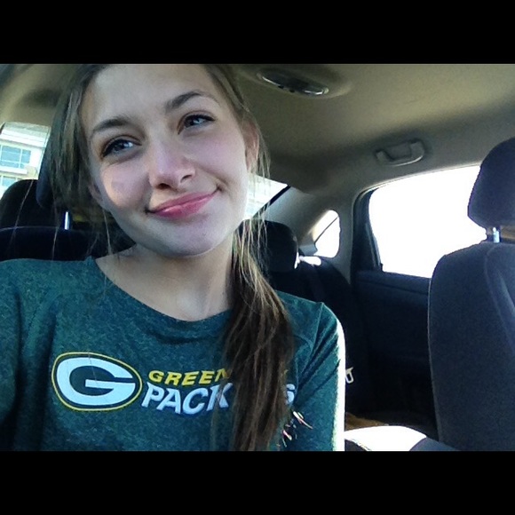 Profile Picture of Clara Leckwee (@claraleckwee) on Poshmark