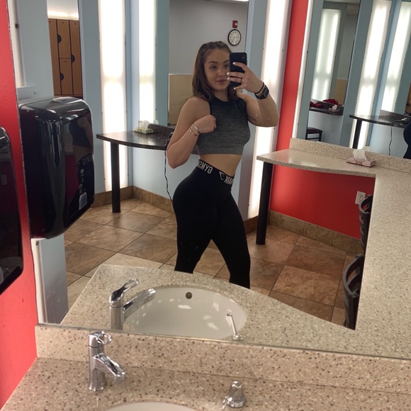 Profile Picture of Carly Pinto (@carlyrpinto) on Poshmark