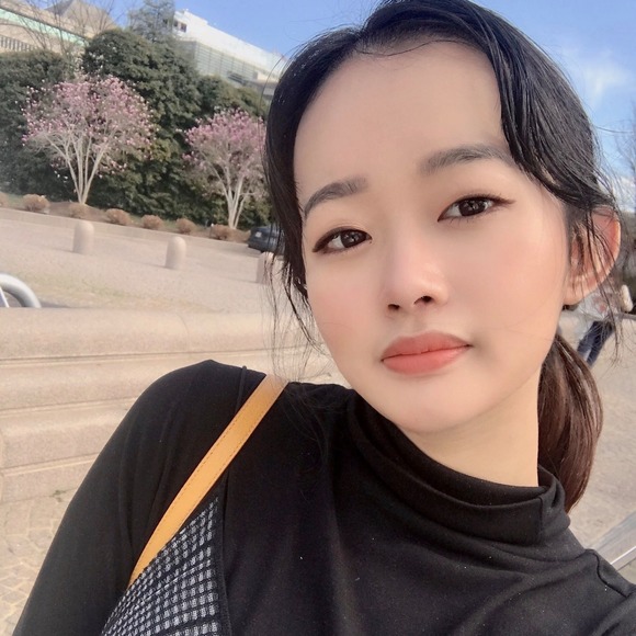 Profile Picture of Iris Kim (@huiseoniris_) on Poshmark
