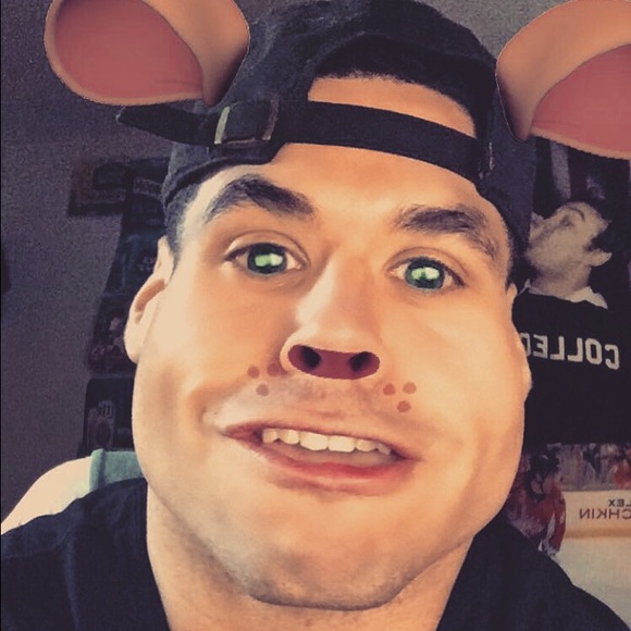 Profile Picture of Alex Saavedra (@alrock23) on Poshmark