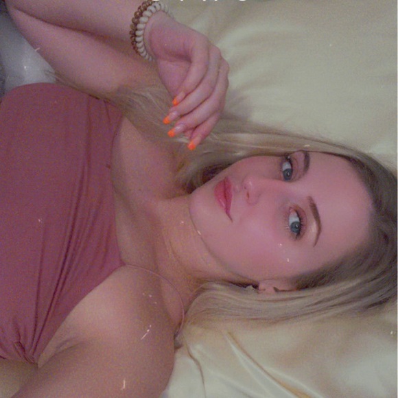 Profile Picture of Allisa Pickel (@allisa_pickel) on Poshmark
