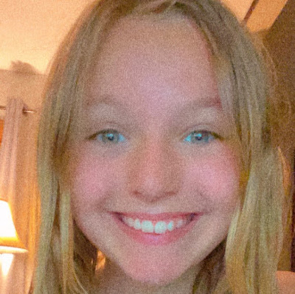 Profile Picture of Ellie Schwabel (@schwababe376) on Poshmark