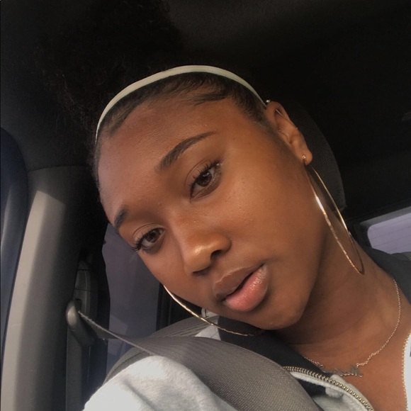 Profile Picture of Ray Bowman (@sunlightrays_) on Poshmark