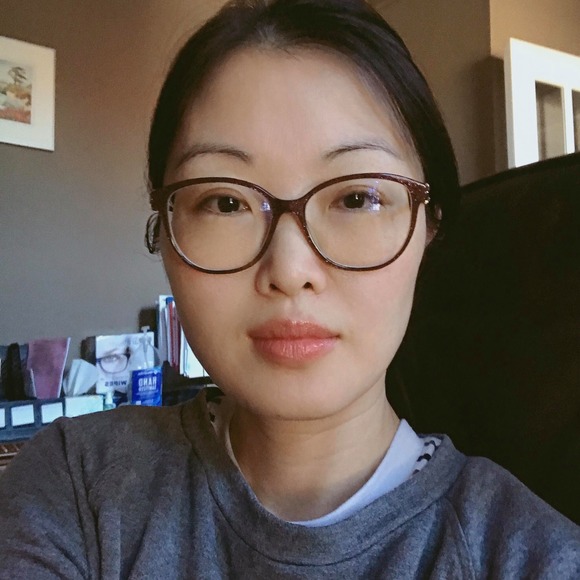 Profile Picture of Yufeng Zhang (@uureever) on Poshmark