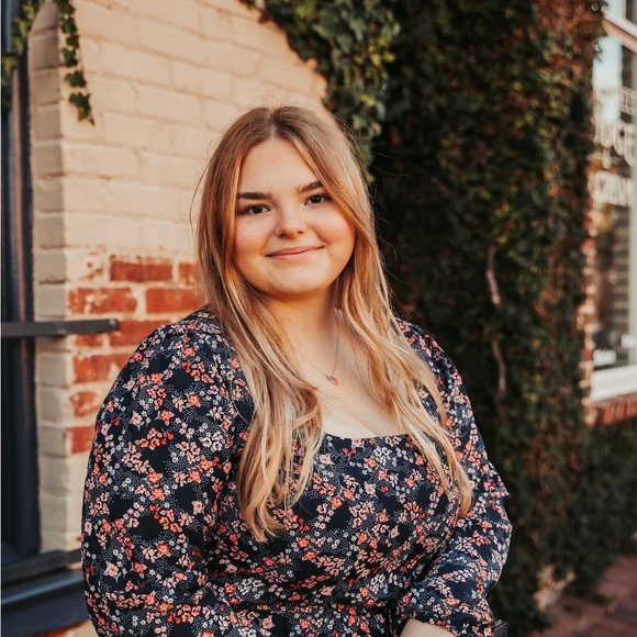 Profile Picture of Leah Perkins (@tricks3415) on Poshmark