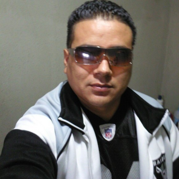 Profile Picture of Alex López (@alex36070) on Poshmark
