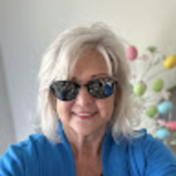 Profile Picture of Lisa Hazlewood (@lisahazlewood) on Poshmark