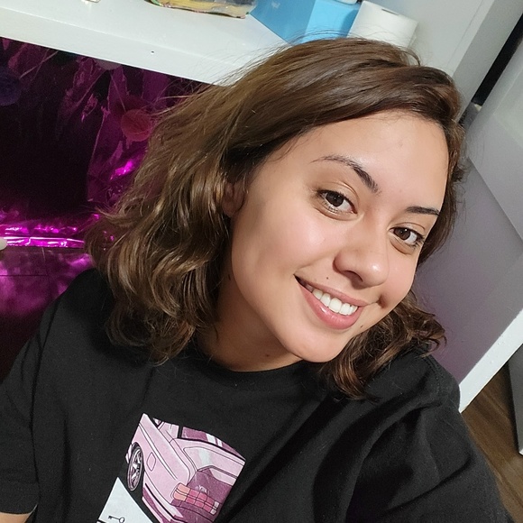 Profile Picture of Minely Uriostegui (@minelyu) on Poshmark