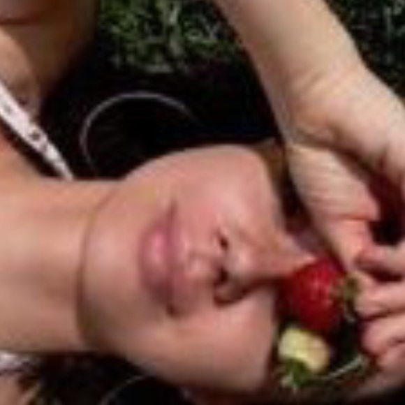 Profile Picture of Mariel Odland (@modland90) on Poshmark