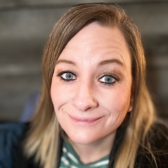 Profile Picture of Amber Caley (@santavaca2) on Poshmark