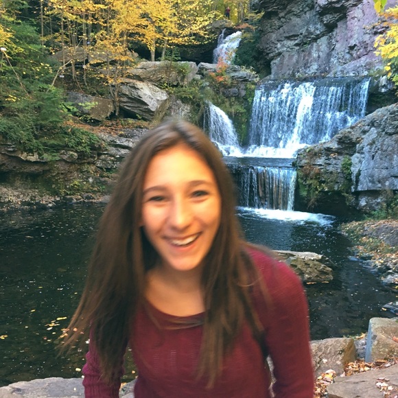 Profile Picture of Alyssa Pipolo (@alyssapipolo) on Poshmark